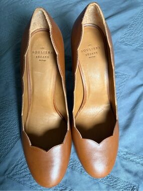 Les Souliers Sezane Scalloped Leather Chunky Heels in Tan